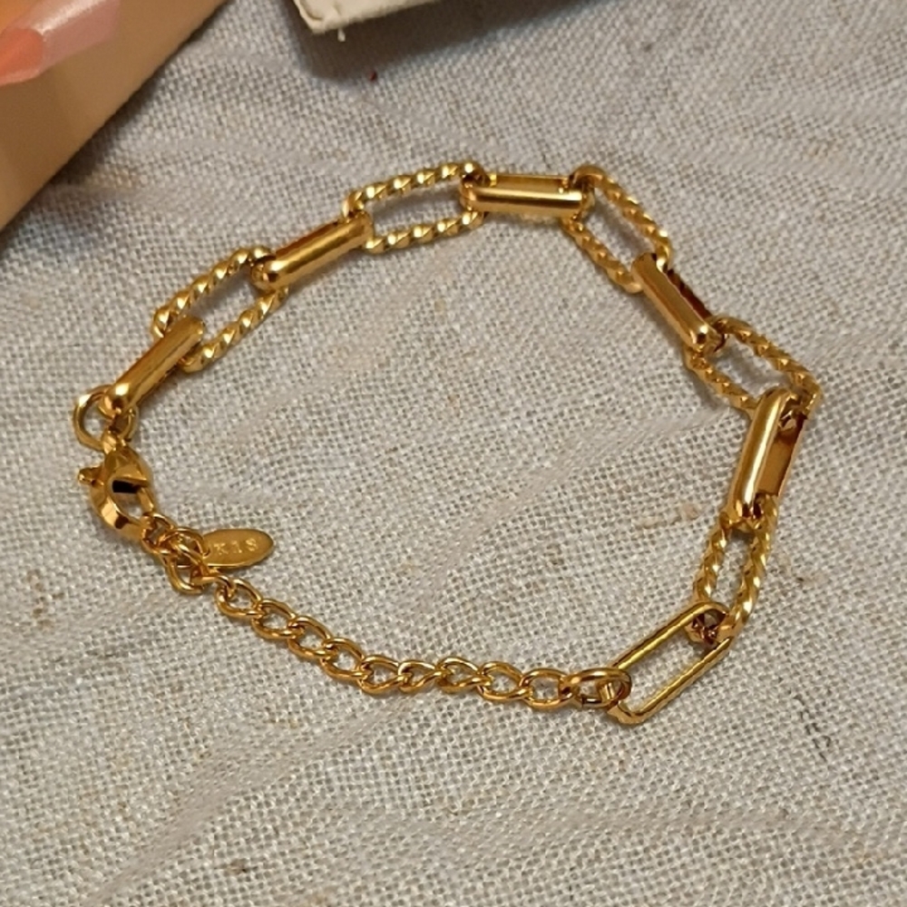 Solarie Gold Chain Bracelet - Picture 3 of 7